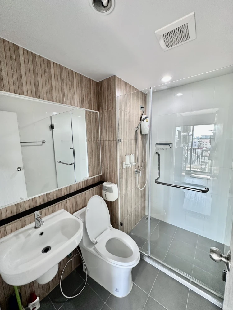 Selling Hi Condo Sukhumvit 93, corner unit. Headboard not adjacent to other units, unblocked view from the back. Fully furnished. Book now!
