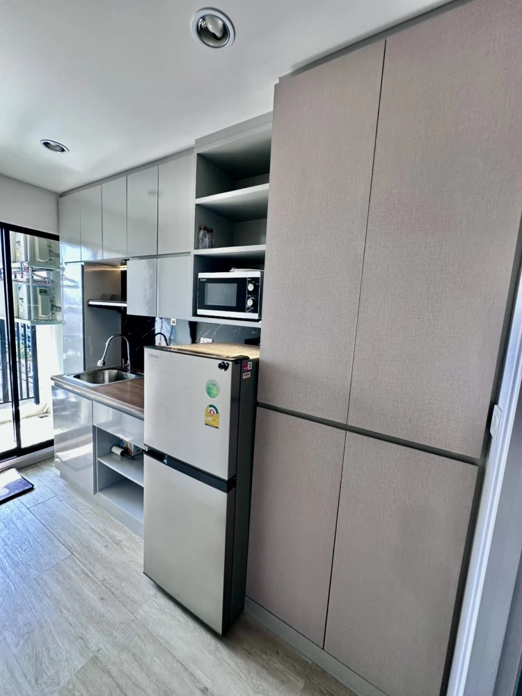 Selling Hi Condo Sukhumvit 93, corner unit. Headboard not adjacent to other units, unblocked view from the back. Fully furnished. Book now!