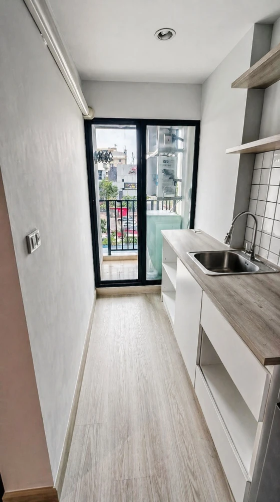 Selling HI Ladprao 130 condo. Nice unit, fully furnished, complete with appliances. Book now!