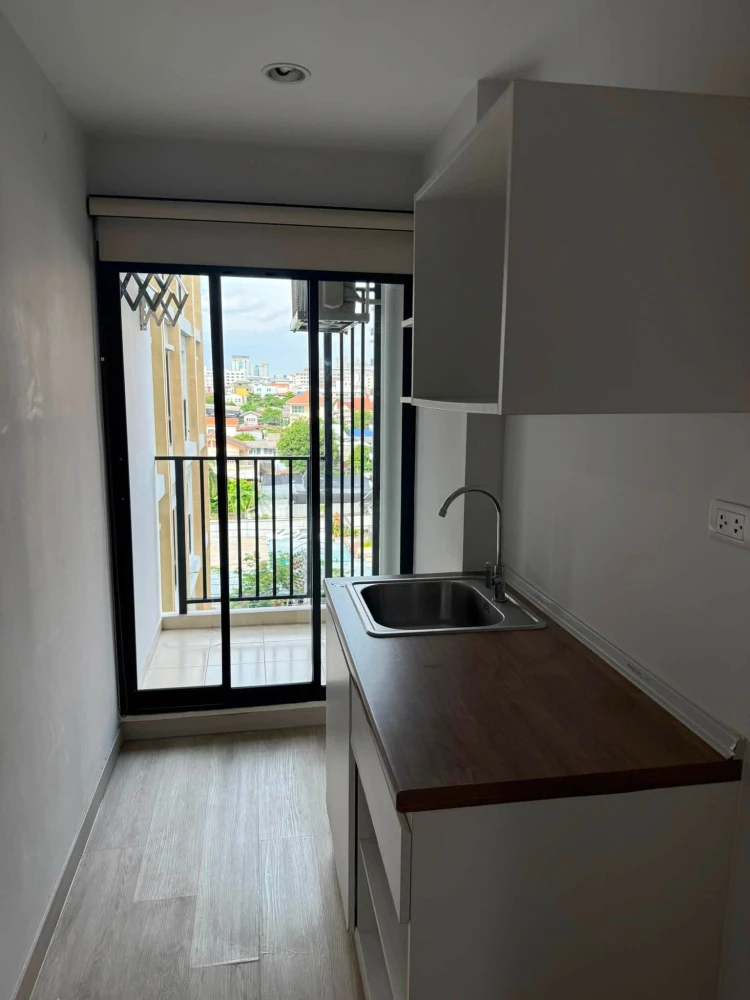 Selling a Hi Ladprao 130 unit with pool view, located on the 6th floor. Clean, bright, and airy. Perfect for those who enjoy decorating their own room