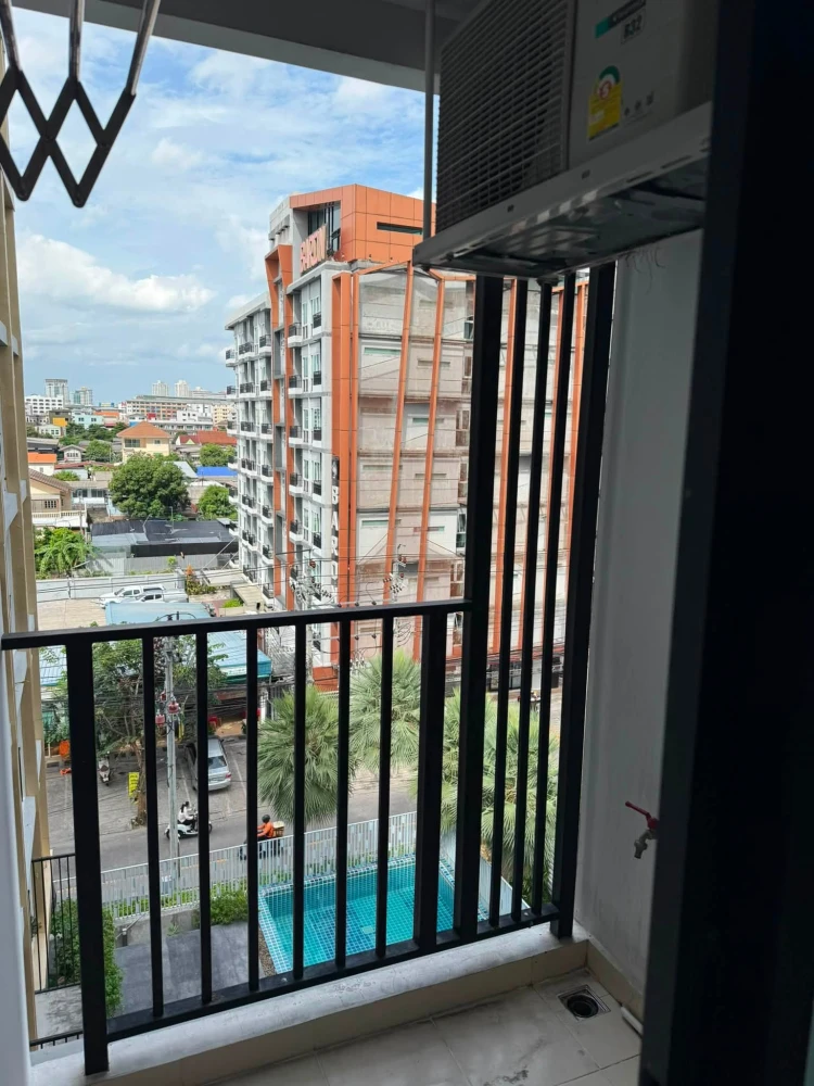 Selling a Hi Ladprao 130 unit with pool view, located on the 6th floor. Clean, bright, and airy. Perfect for those who enjoy decorating their own room