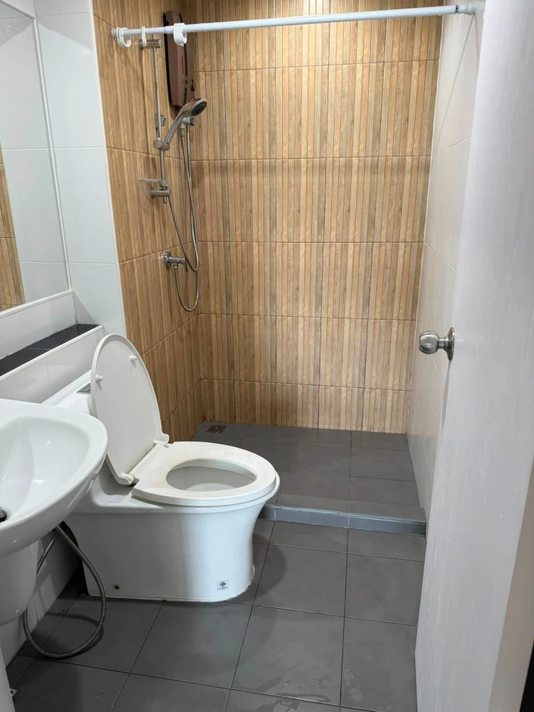 Selling a Hi Ladprao 130 unit with pool view, located on the 6th floor. Clean, bright, and airy. Perfect for those who enjoy decorating their own room