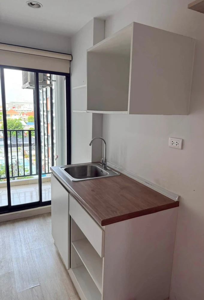 Selling a Hi Ladprao 130 unit with pool view, located on the 6th floor. Clean, bright, and airy. Perfect for those who enjoy decorating their own room