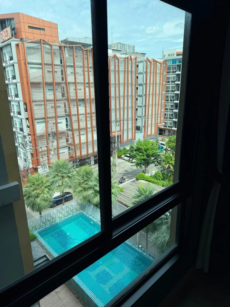 Selling a Hi Ladprao 130 unit with pool view, located on the 6th floor. Clean, bright, and airy. Perfect for those who enjoy decorating their own room