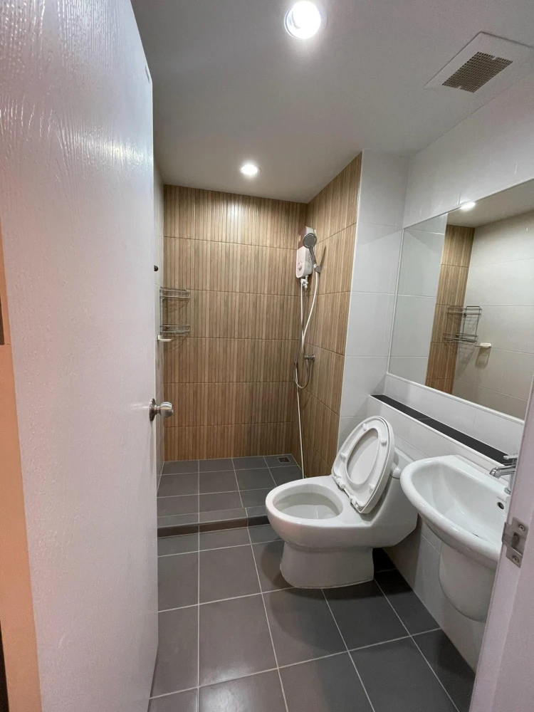 For sale: Hi Sutthisan Condo, great value, private corner room, quiet atmosphere, Muji design room, divided into separate rooms, buy now.