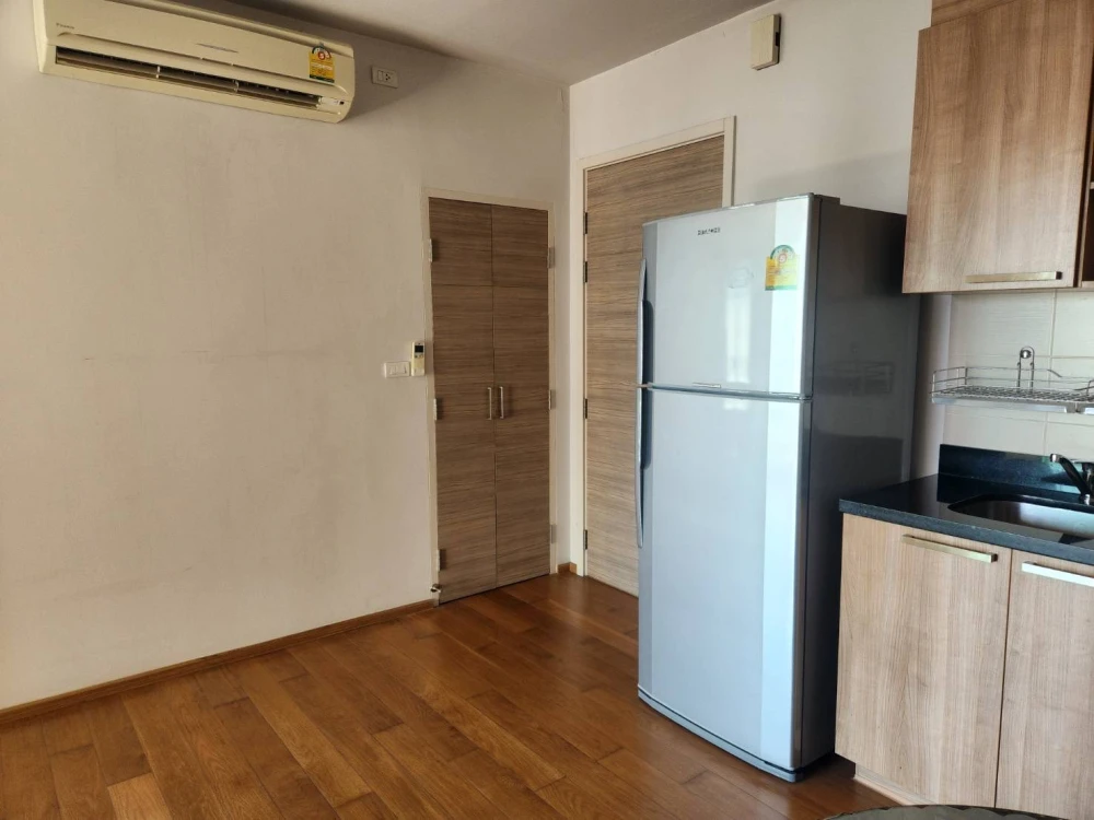 For sale: Hive Taksin Condo, excellent condition, ready to move in, swimming pool view, cool breeze, reserve now!
