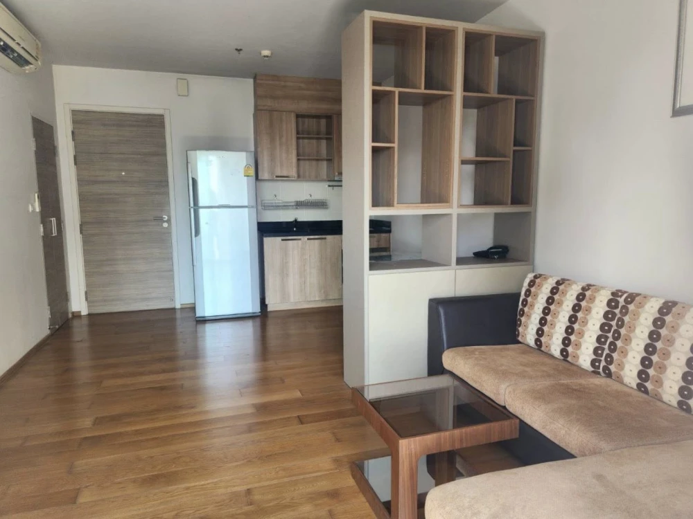 For sale: Hive Taksin Condo, excellent condition, ready to move in, swimming pool view, cool breeze, reserve now!