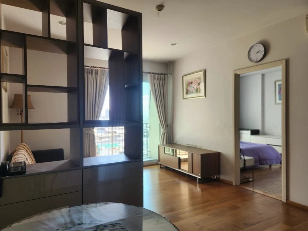 For sale: Hive Taksin Condo, excellent condition, ready to move in, swimming pool view, cool breeze, reserve now!