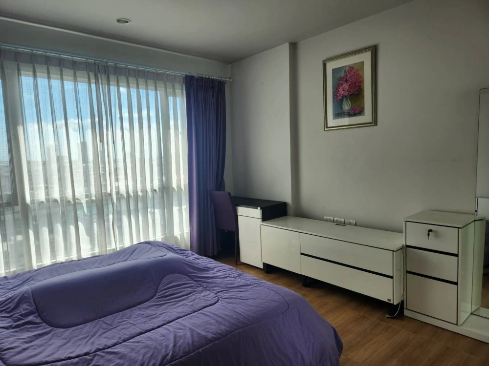 For sale: Hive Taksin Condo, excellent condition, ready to move in, swimming pool view, cool breeze, reserve now!