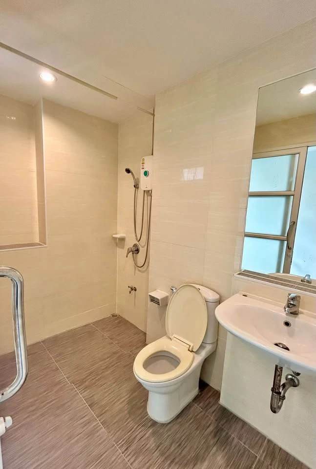 For sale: Hope and Guy Condotown, empty room, 2nd floor, good location, room decorating enthusiasts shouldn't miss out, reserve now!