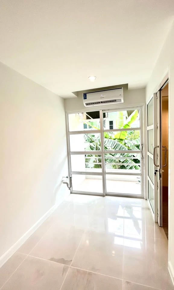 For sale: Hope and Guy Condotown, empty room, 2nd floor, good location, room decorating enthusiasts shouldn't miss out, reserve now!