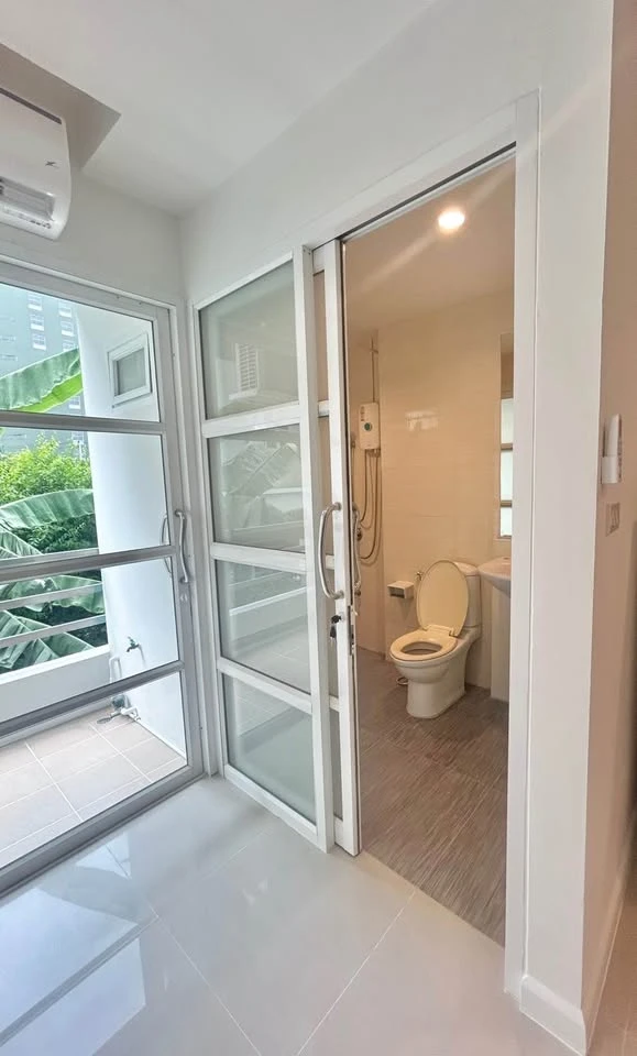 For sale: Hope and Guy Condotown, empty room, 2nd floor, good location, room decorating enthusiasts shouldn't miss out, reserve now!