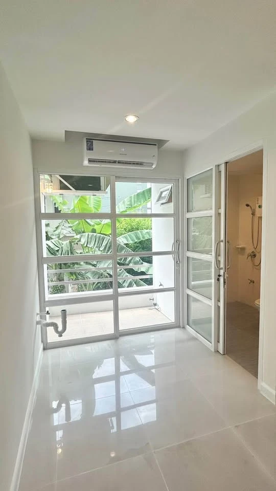 For sale: Hope and Guy Condotown, empty room, 2nd floor, good location, room decorating enthusiasts shouldn't miss out, reserve now!