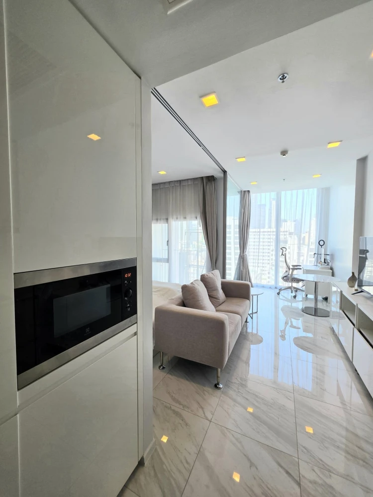 Selling HYDE Sukhumvit 11. A lovely, high-floor unit with city views. Spacious, fully furnished with appliances. Don't miss out on this great deal!