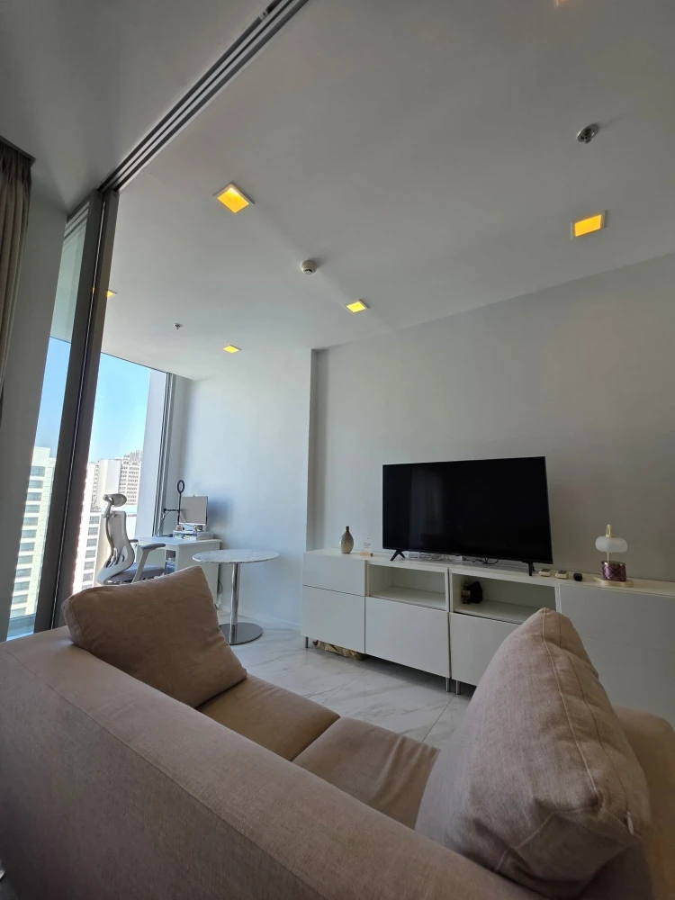 Selling HYDE Sukhumvit 11. A lovely, high-floor unit with city views. Spacious, fully furnished with appliances. Don't miss out on this great deal!