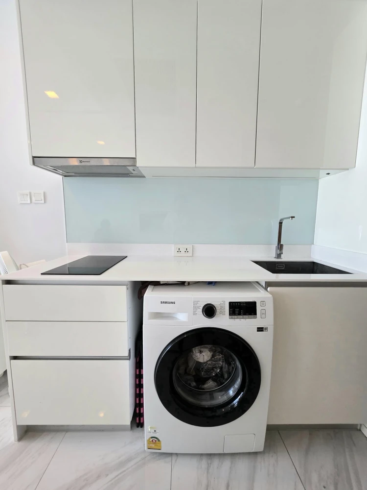 Selling HYDE Sukhumvit 11. A lovely, high-floor unit with city views. Spacious, fully furnished with appliances. Don't miss out on this great deal!