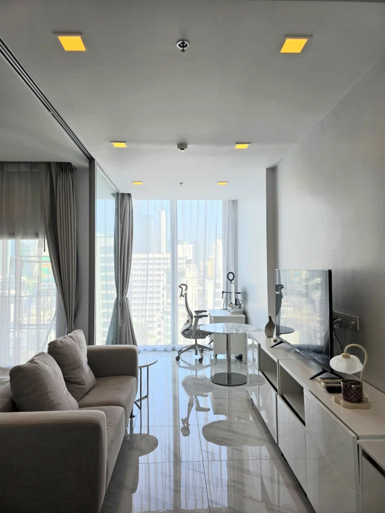 Selling HYDE Sukhumvit 11. A lovely, high-floor unit with city views. Spacious, fully furnished with appliances. Don't miss out on this great deal!