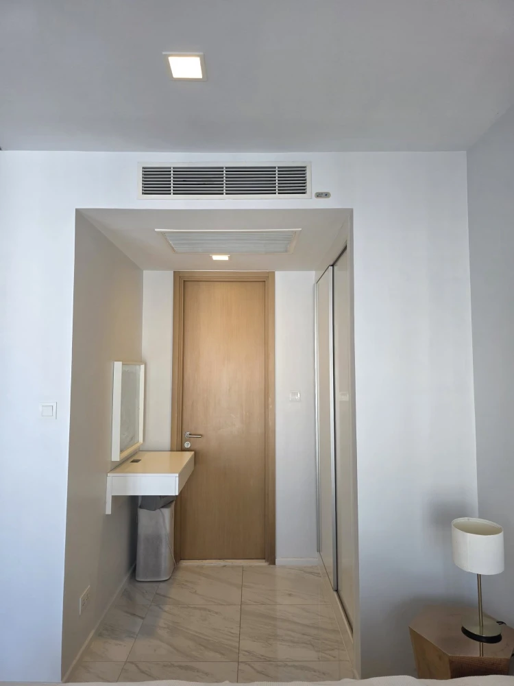 Selling HYDE Sukhumvit 11. A lovely, high-floor unit with city views. Spacious, fully furnished with appliances. Don't miss out on this great deal!
