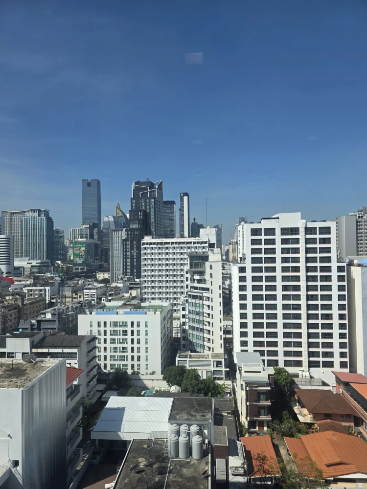 Selling HYDE Sukhumvit 11. A lovely, high-floor unit with city views. Spacious, fully furnished with appliances. Don't miss out on this great deal!