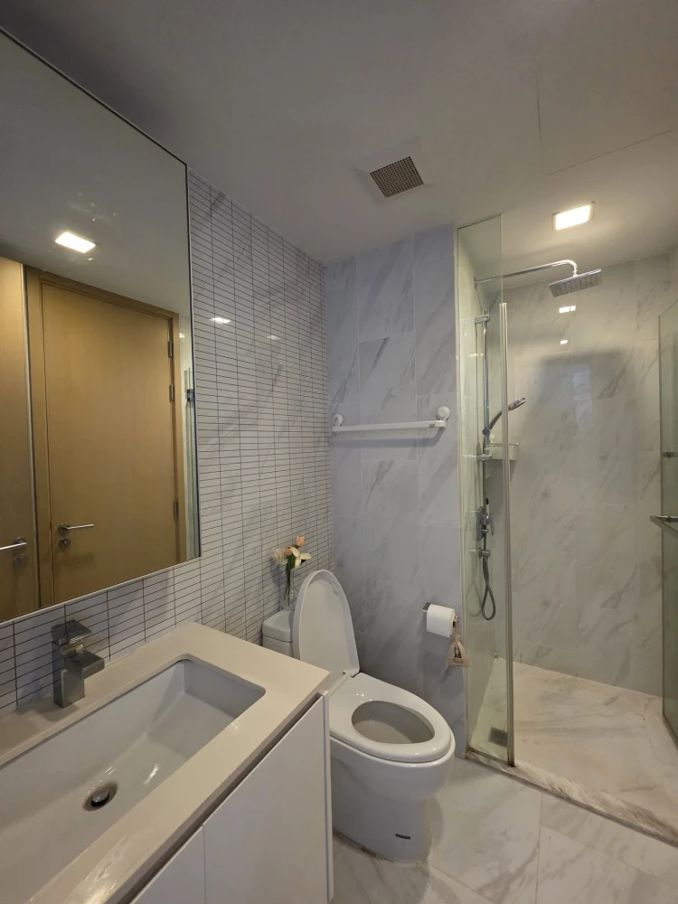 Selling HYDE Sukhumvit 11. A lovely, high-floor unit with city views. Spacious, fully furnished with appliances. Don't miss out on this great deal!