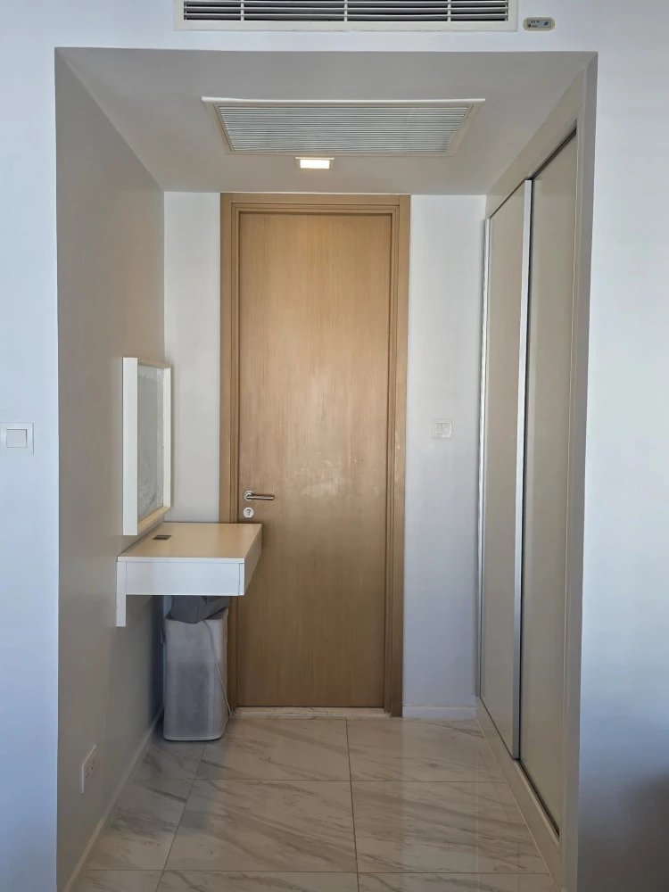 Selling HYDE Sukhumvit 11. A lovely, high-floor unit with city views. Spacious, fully furnished with appliances. Don't miss out on this great deal!