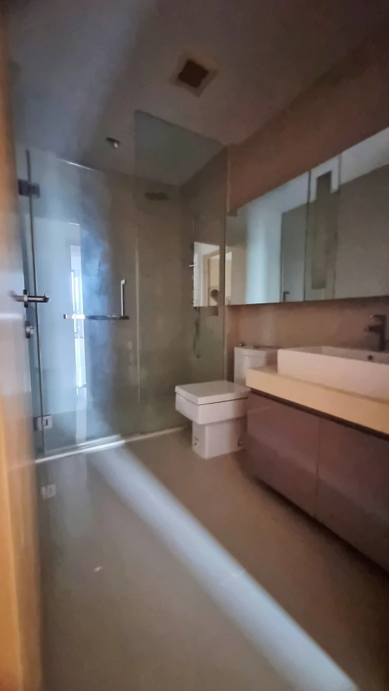 For sale: Hyde Sukhumvit 13, spacious, high floor with beautiful city skyline view. Don't miss it!