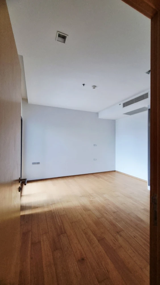 For sale: Hyde Sukhumvit 13, spacious, high floor with beautiful city skyline view. Don't miss it!