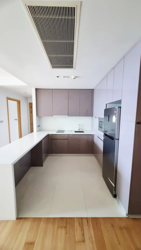 For sale: Hyde Sukhumvit 13, spacious, high floor with beautiful city skyline view. Don't miss it!