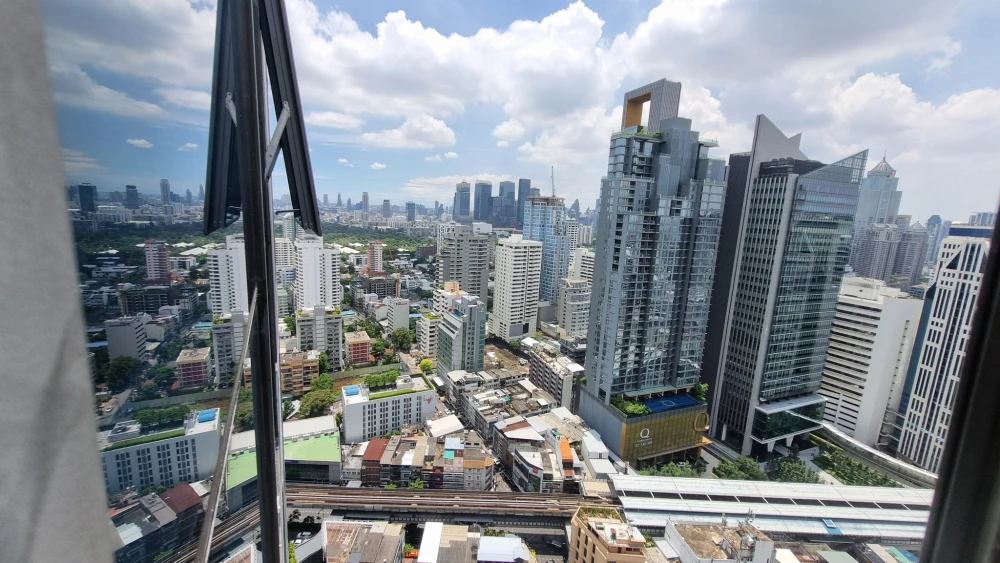 For sale: Hyde Sukhumvit 13, spacious, high floor with beautiful city skyline view. Don't miss it!