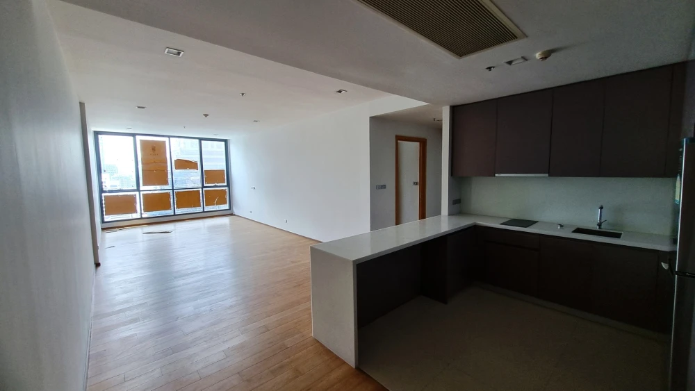For sale: Hyde Sukhumvit 13, spacious, high floor with beautiful city skyline view. Don't miss it!