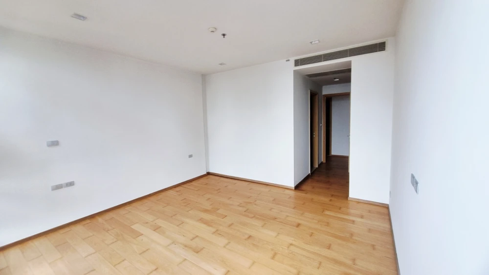 For sale: Hyde Sukhumvit 13, spacious, high floor with beautiful city skyline view. Don't miss it!