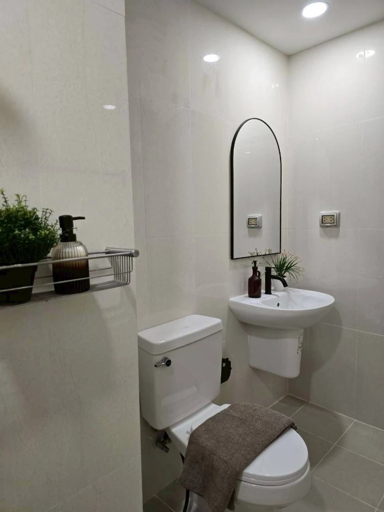 For sale: i Condo Sukhumvit 105. Stylishly decorated room. Comfortable atmosphere. Full of freebies! Must reserve quickly.