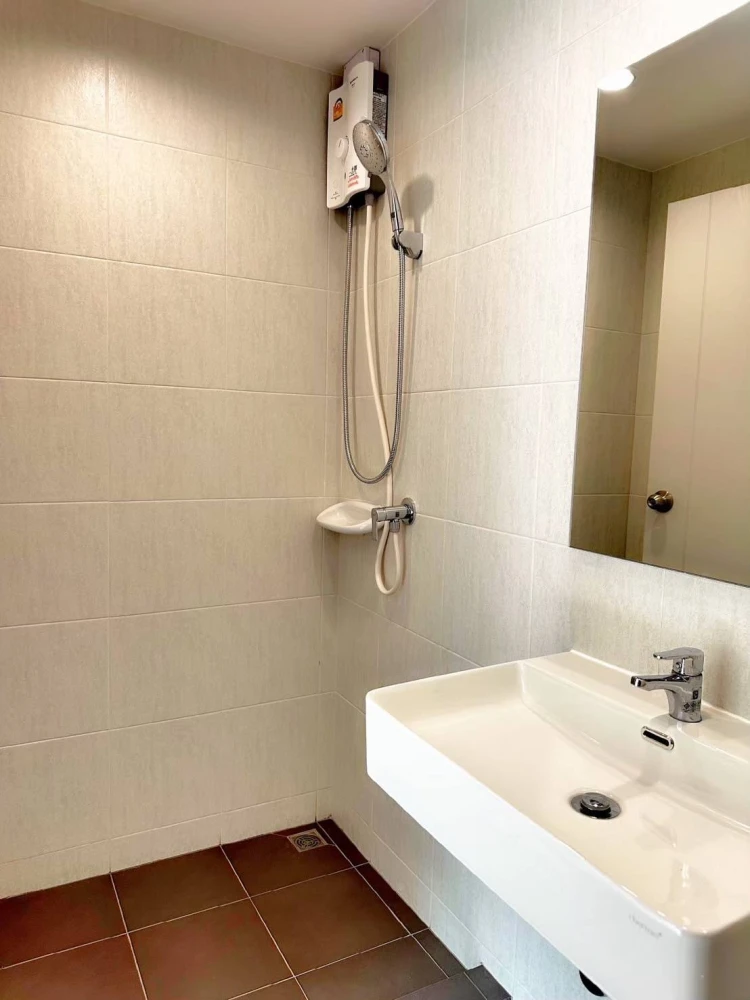 Selling iCondo Active Phatthanakan, 4th floor unit, fully furnished with appliances. Don't miss out!