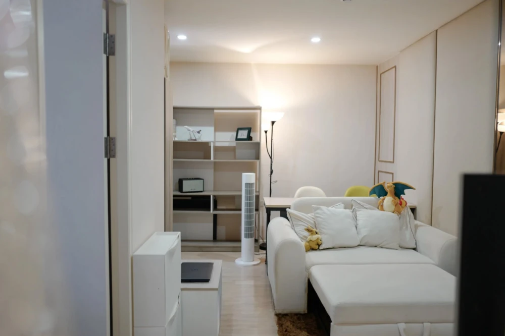 For sale: Icondo Green Space Sukhumvit 77, Phase 1, 7th floor, corner unit, fully furnished with built-in furniture. Reserve now and you won't be disa