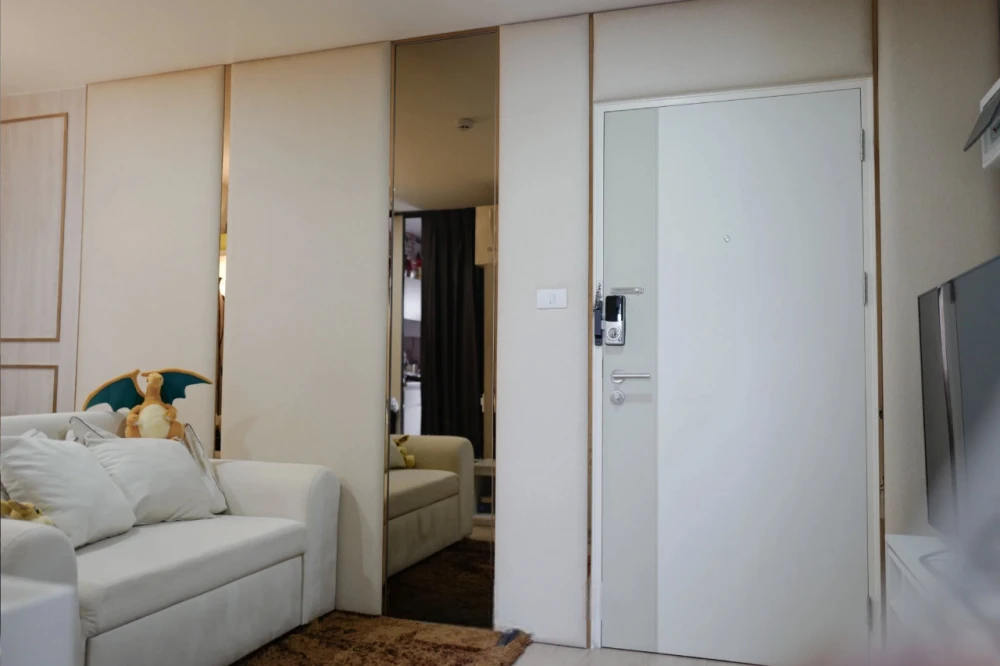 For sale: Icondo Green Space Sukhumvit 77, Phase 1, 7th floor, corner unit, fully furnished with built-in furniture. Reserve now and you won't be disa