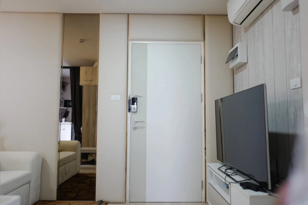 For sale: Icondo Green Space Sukhumvit 77, Phase 1, 7th floor, corner unit, fully furnished with built-in furniture. Reserve now and you won't be disa