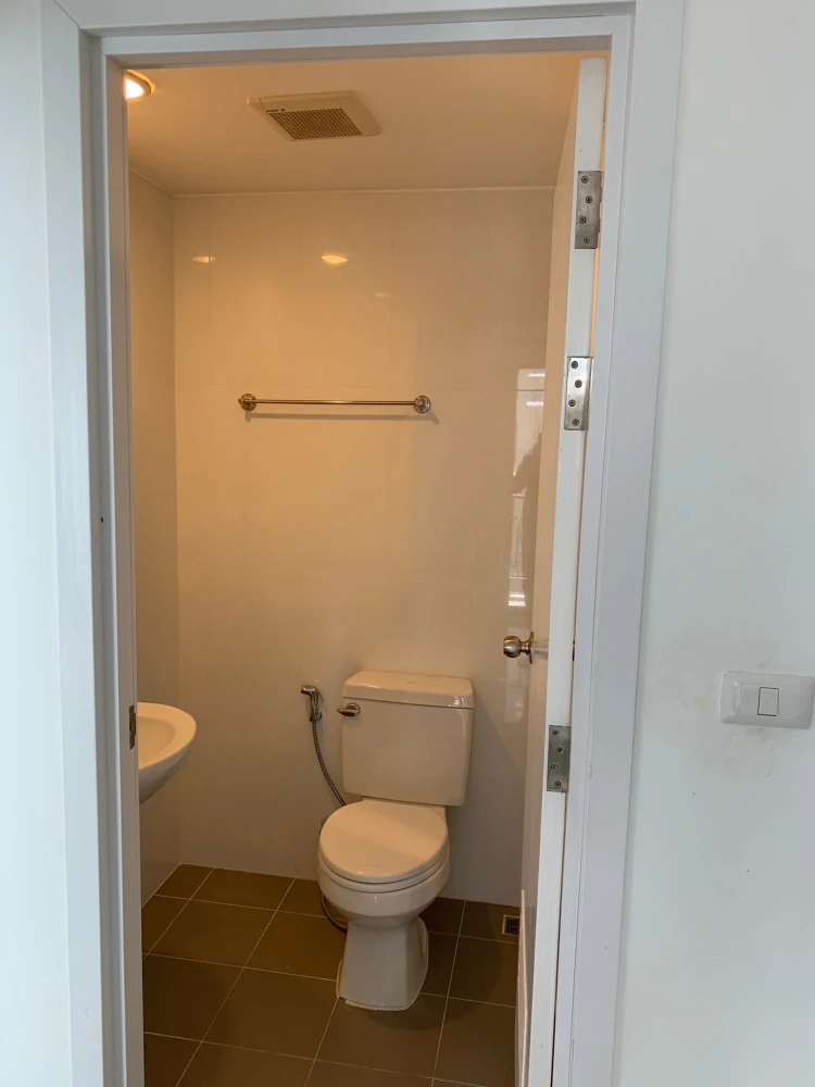 Selling Icondo Salaya 2, 1 bedroom, 1 bathroom, 3rd floor. Great location, convenient transportation. What are you waiting for?
