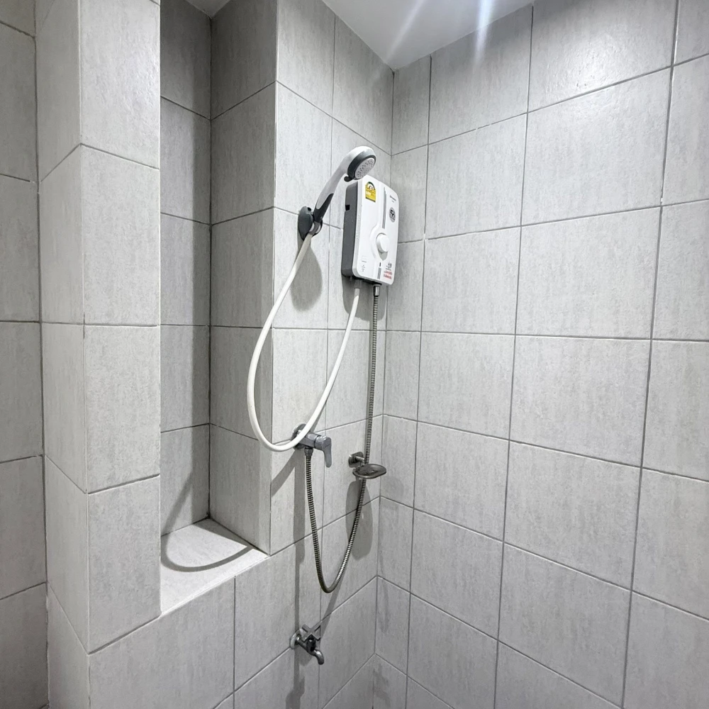 Selling iCondo Serithai Green Space, 1 bedroom, 1 bathroom. Great location, convenient transportation. Don't miss this great deal!