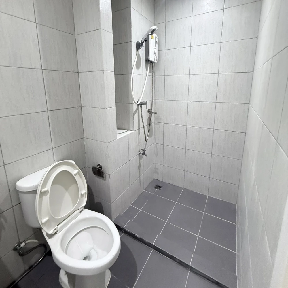 Selling iCondo Serithai Green Space, 1 bedroom, 1 bathroom. Great location, convenient transportation. Don't miss this great deal!