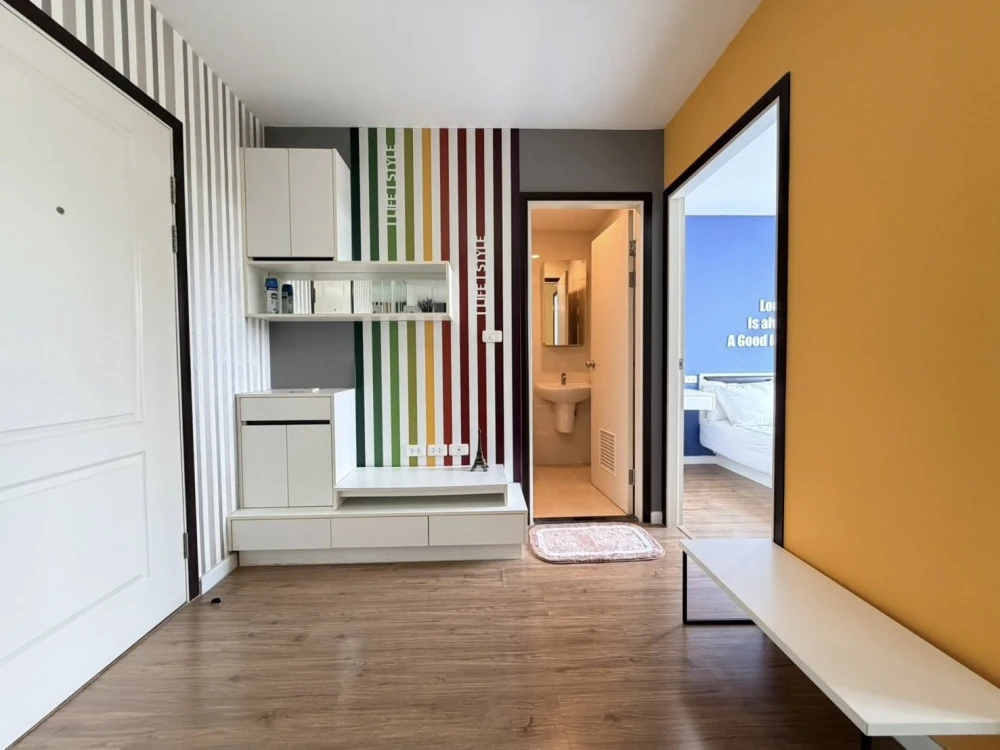Selling iCondo Sukhumvit 103, 1 bedroom, 1 bathroom. High-quality wallpaper installed. Convenient location. Don't miss out!