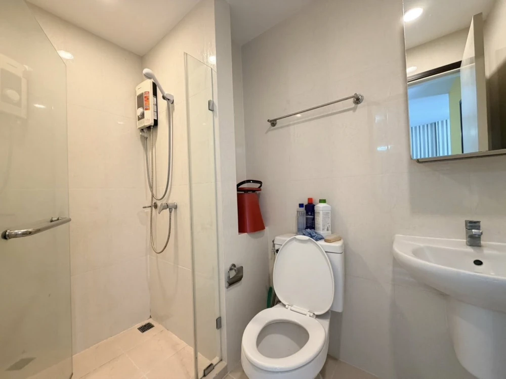 Selling iCondo Sukhumvit 103, 1 bedroom, 1 bathroom. High-quality wallpaper installed. Convenient location. Don't miss out!