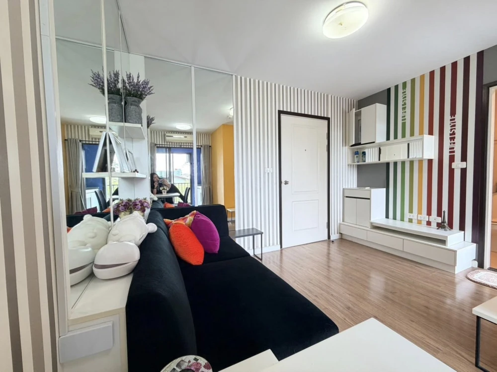 Selling iCondo Sukhumvit 103, 1 bedroom, 1 bathroom. High-quality wallpaper installed. Convenient location. Don't miss out!