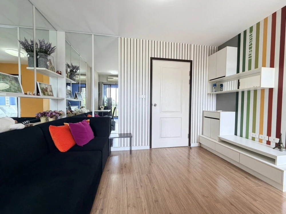 Selling iCondo Sukhumvit 103, 1 bedroom, 1 bathroom. High-quality wallpaper installed. Convenient location. Don't miss out!