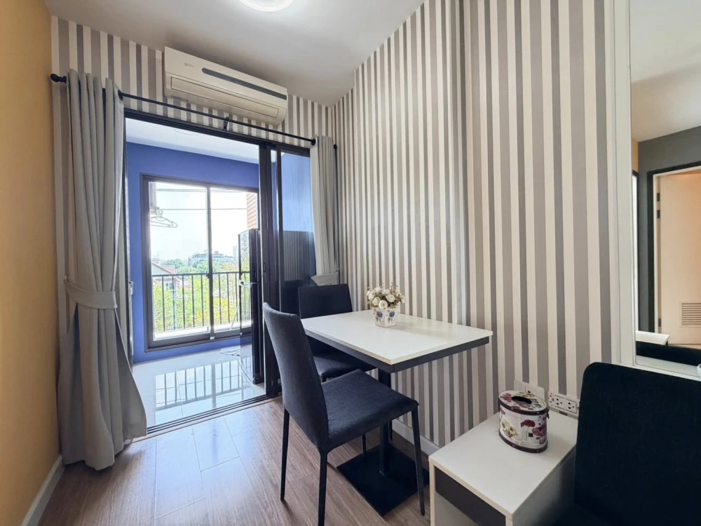 Selling iCondo Sukhumvit 103, 1 bedroom, 1 bathroom. High-quality wallpaper installed. Convenient location. Don't miss out!