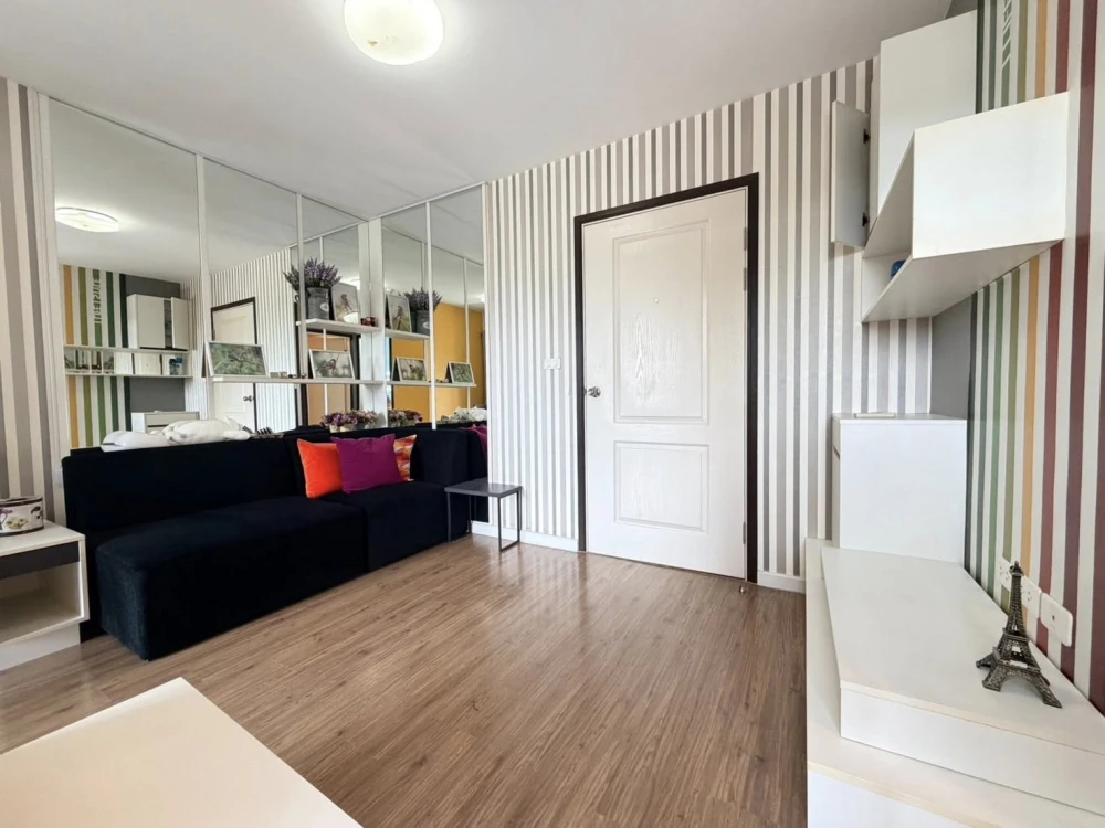 Selling iCondo Sukhumvit 103, 1 bedroom, 1 bathroom. High-quality wallpaper installed. Convenient location. Don't miss out!