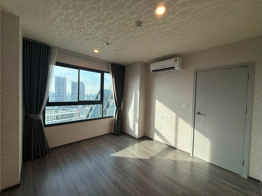 Selling Ideo Chula Samyan, 30th floor, corner unit, open city view, bright and airy, receiving plenty of natural light. Don't miss out!