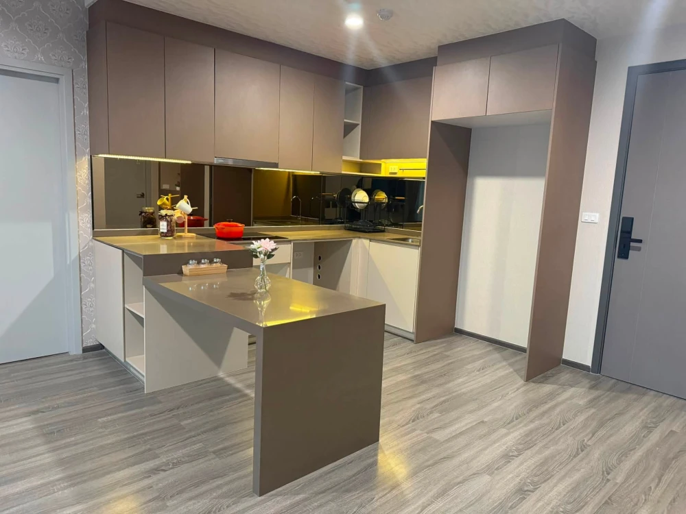 Selling Ideo Chula Samyan, 30th floor, corner unit, open city view, bright and airy, receiving plenty of natural light. Don't miss out!