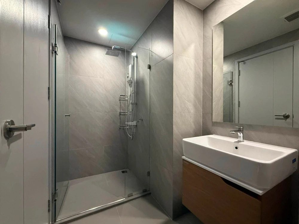 Selling Ideo Chula Samyan, 30th floor, corner unit, open city view, bright and airy, receiving plenty of natural light. Don't miss out!