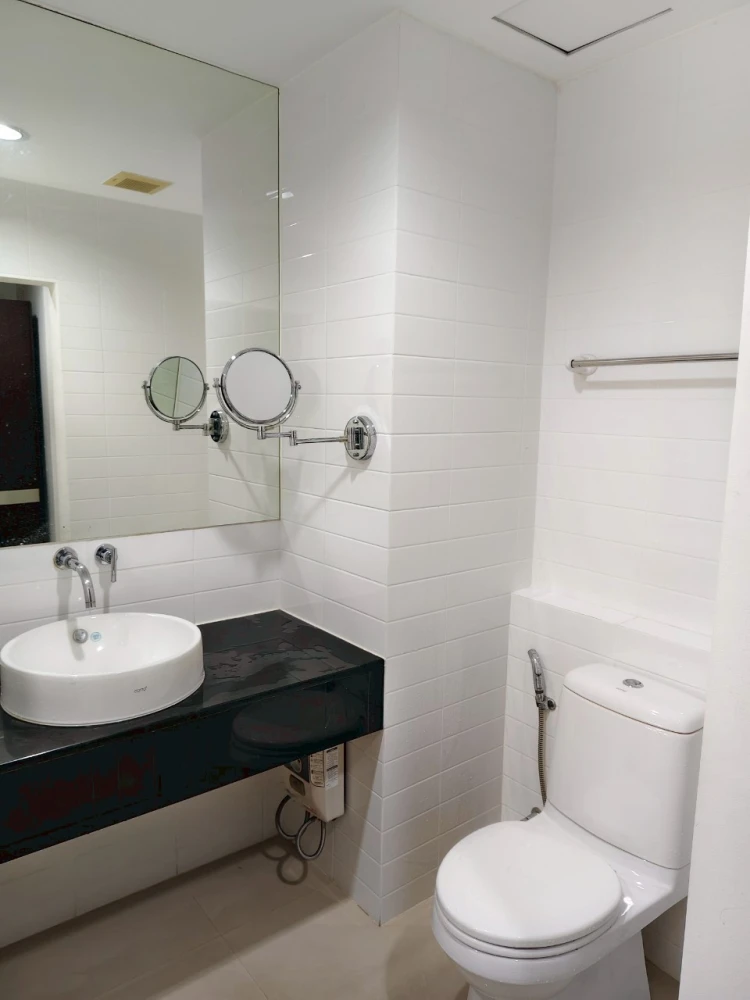 Selling Ideo Mix Sukhumvit 103 condo. High floor, fully furnished, spacious and comfortable. Book now!