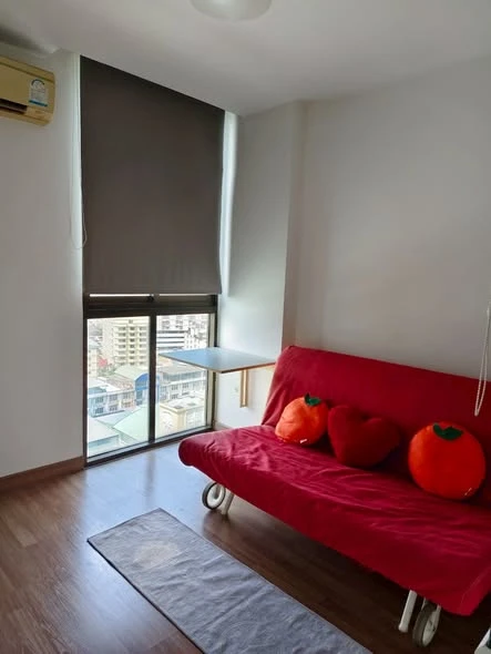 Selling Ideo Mix Sukhumvit 103 condo. High floor, fully furnished, spacious and comfortable. Book now!